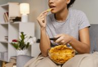 Ultraprocessados afetam os músculos e articulações; médico explica como