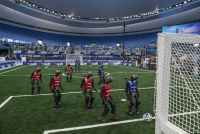 Robôs correm, jogam futebol, batem, caem e mais em "Olimpíadas" na China