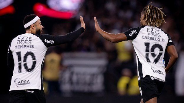 Memphis e Carrillo se lesionaram e desfalcam o Corinthians