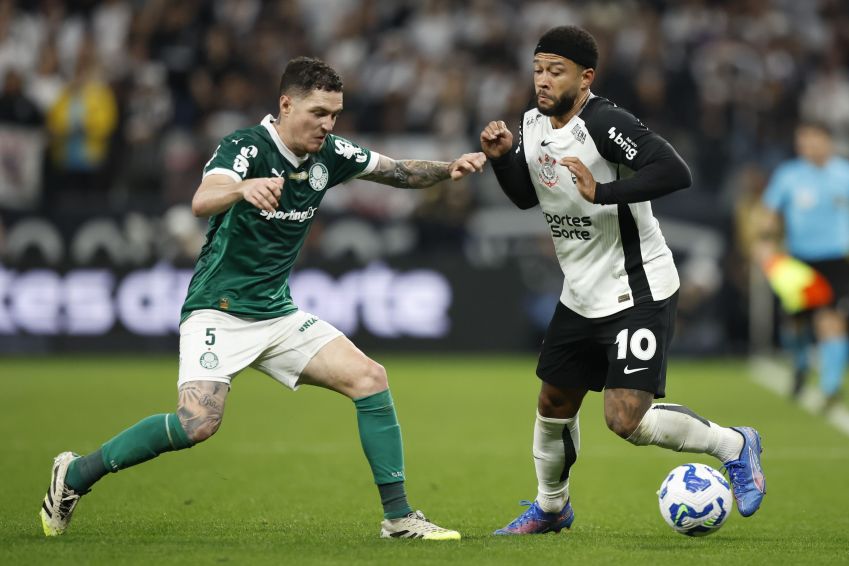 Memphis Depay em ação no clássico entre Corinthians e Pameiras • Miguel Schincariol/Getty Images