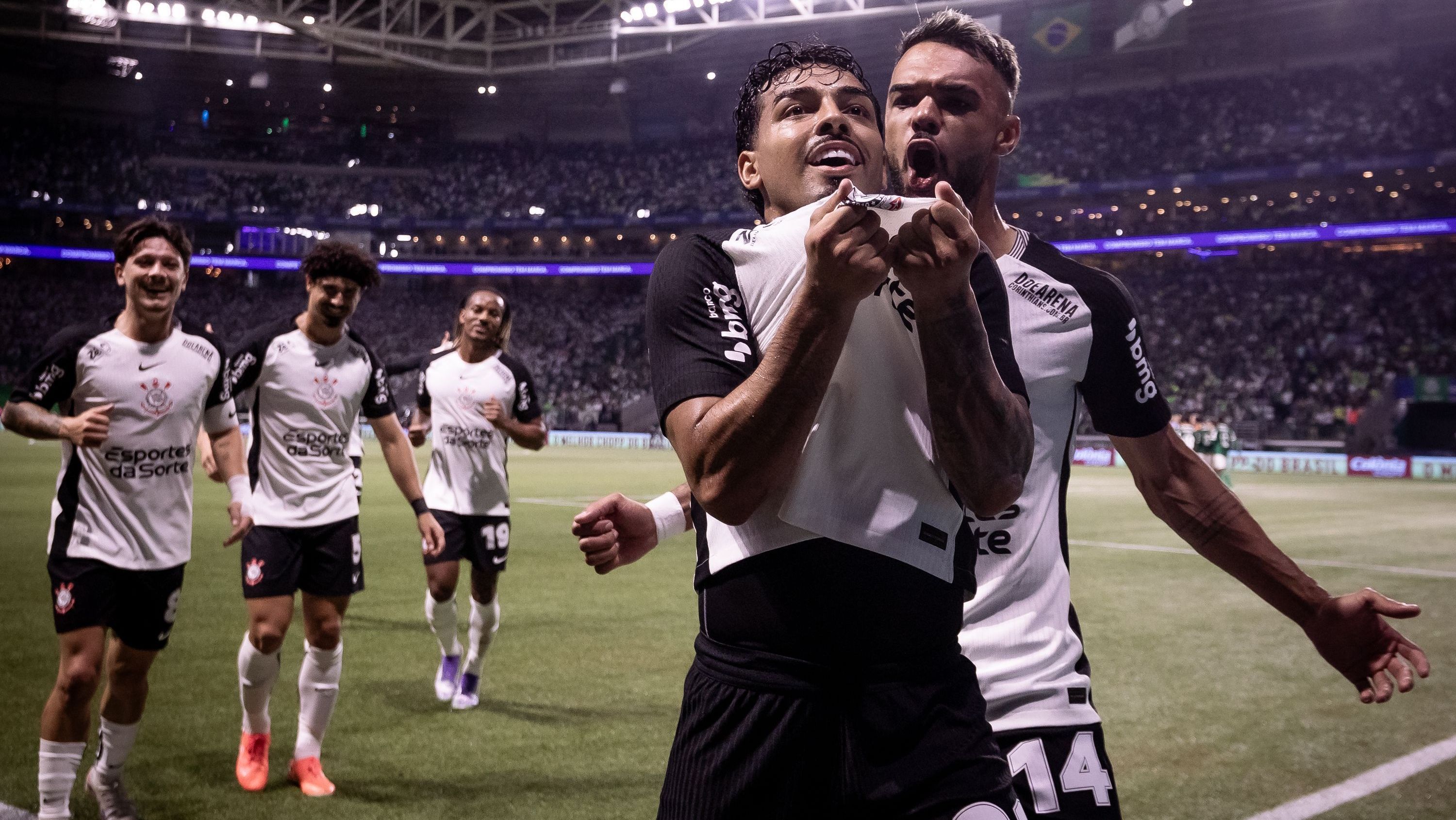 Jogadores do Corinthians celebram a classificação na Copa do Brasil após vitória em cima do Palmeiras