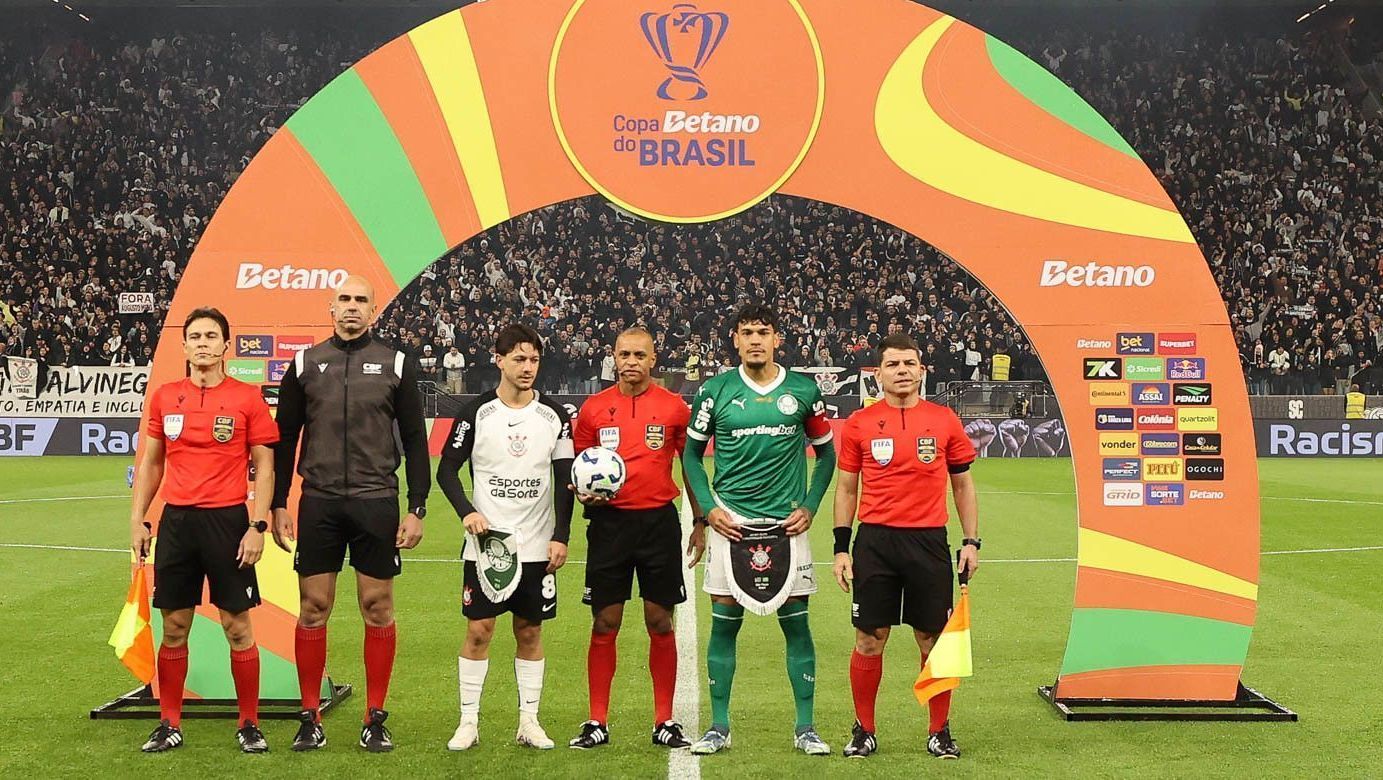 Atletas de Corinthians e Palmeiras antes do jogo de ida da Copa do Brasil na Neo Química Arena