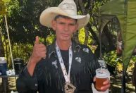 Embriagado e de bota: conheça o Cowboy Corredor que viralizou após corrida