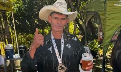 Embriagado e de bota: conheça o Cowboy Corredor que viralizou após corrida