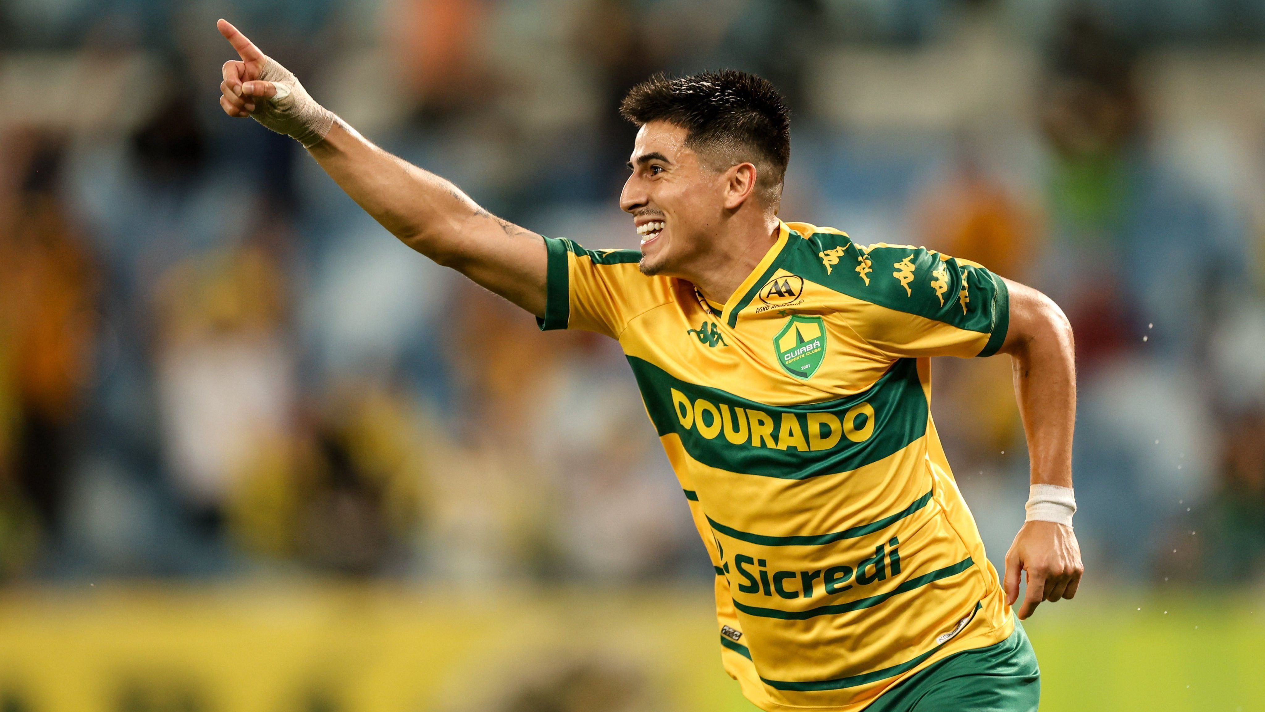 Alejandro Martínez comemorando seu gol pelo Cuiabá contra o Volta Redonda, pela Série B