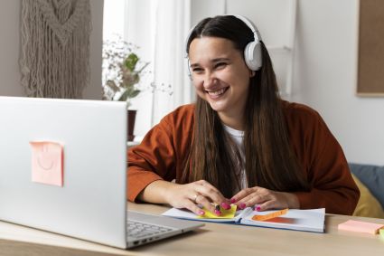 Estudante está sentada escrevendo um texto