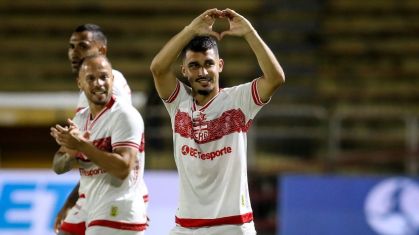 Danielzinho, do CRB, comemorando seu gol na Série B