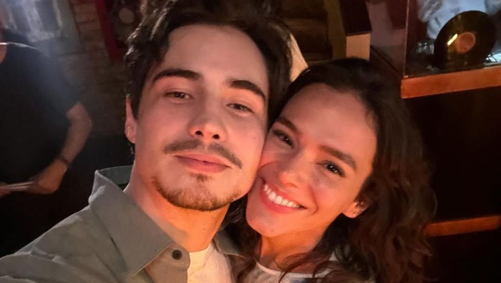 Imagem ilustrativa sobre Anitta e Danilo Mesquita são flagrados saindo juntos de teatro no Rio; vídeo agita web