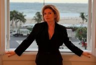 Debora Bloch brinca como Odete Roitman nos bastidores de "Vale Tudo"