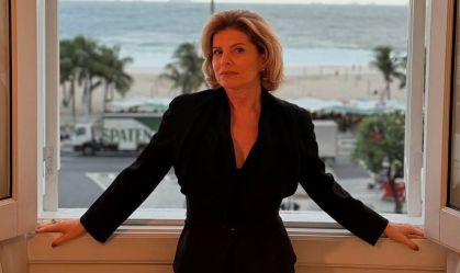 Debora Bloch brinca como Odete Roitman nos bastidores de "Vale Tudo"
