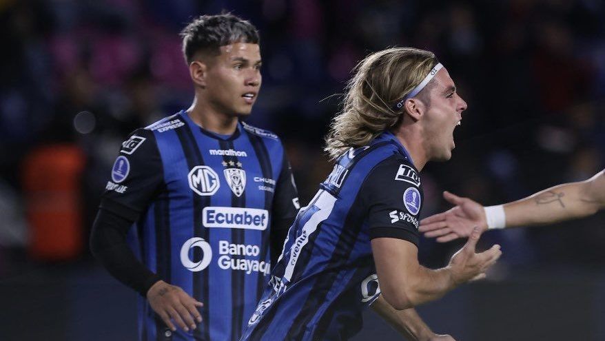 Spinelli comemorando gol sobre o Mushuc Runa pelas oitavas de final da Sul-Americana