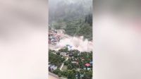 Vídeo: Casas são engolidas por grande deslizamento em montanha na Índia