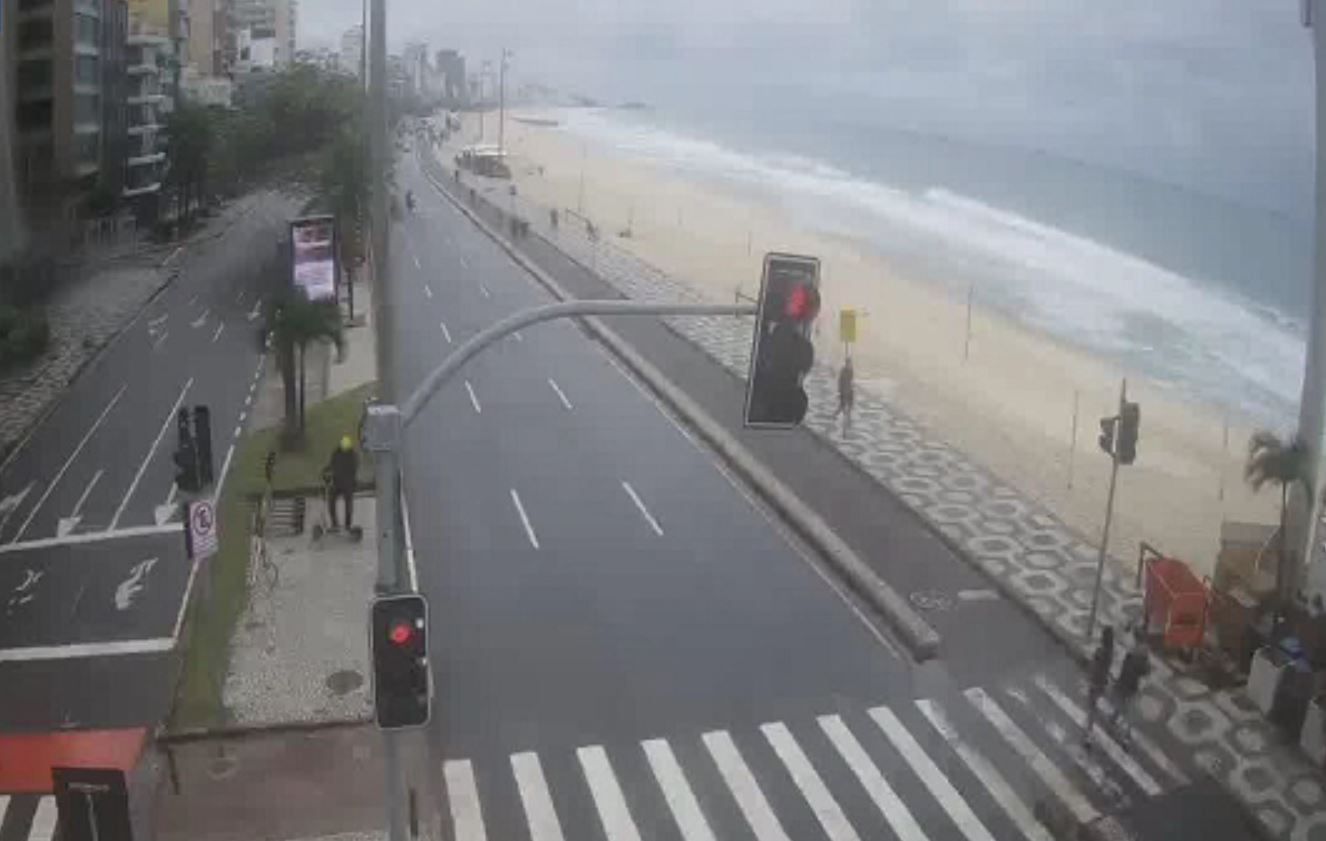 Imagem de destaque do post: Frente fria traz chuva e ressaca com ondas de até 2,5 m no Rio