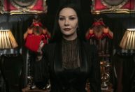 "Wandinha": Catherine Zeta-Jones revisita "Zorro" e "Chicago" para Mortícia