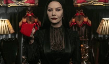 "Wandinha": Catherine Zeta-Jones revisita "Zorro" e "Chicago" para Mortícia