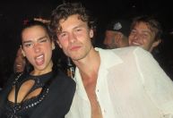 Dua Lipa e Shawn Mendes posam juntos e fãs pedem feat