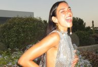 Dua Lipa mostra caixa de presentes dada por fã-clube brasileiro