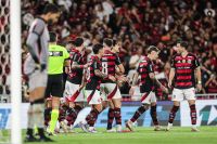 Flamengo amassa Vitória com goleada por 8 a 0 e segue líder do Brasileirão