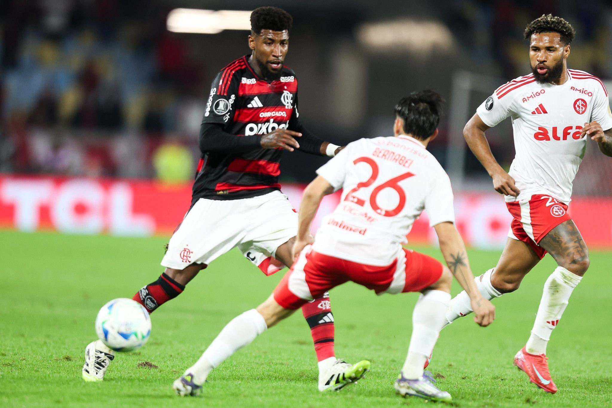 Emerson Royal em ação pelo Flamengo contra o Internacional na Libertadores