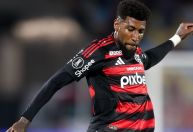 Emerson Royal deixa Flamengo x Inter com problema físico e vira incógnita