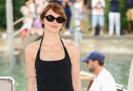 Em Veneza, Emma Stone aposta em vestido all black rendado; confira