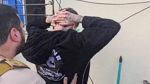 imagens mostram o momento em que os agentes entram na casa em que o suspeito está