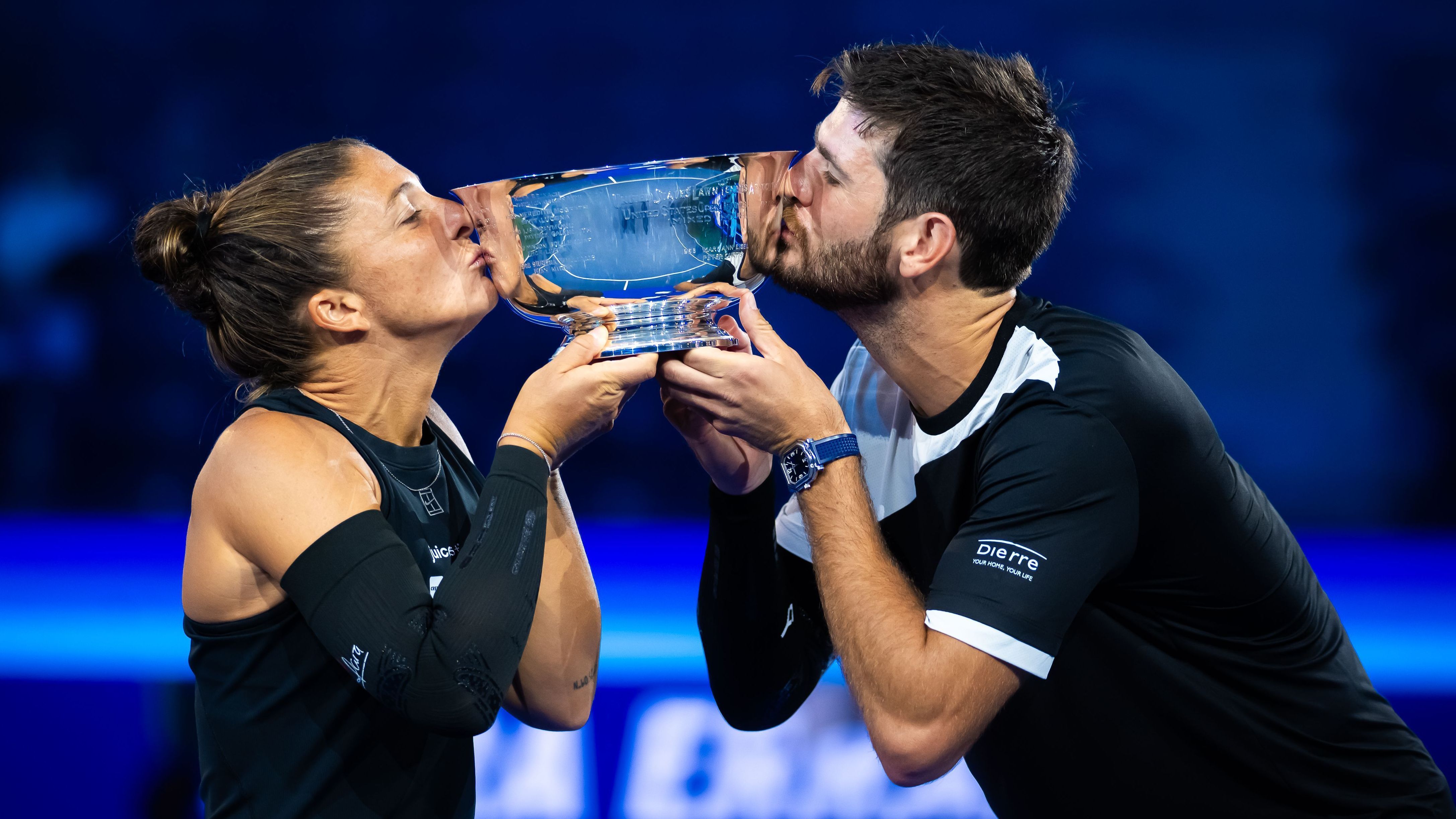 Os italianos Sara Errani e Andrea Vavassori com o troféu das duplas mistas do US Open