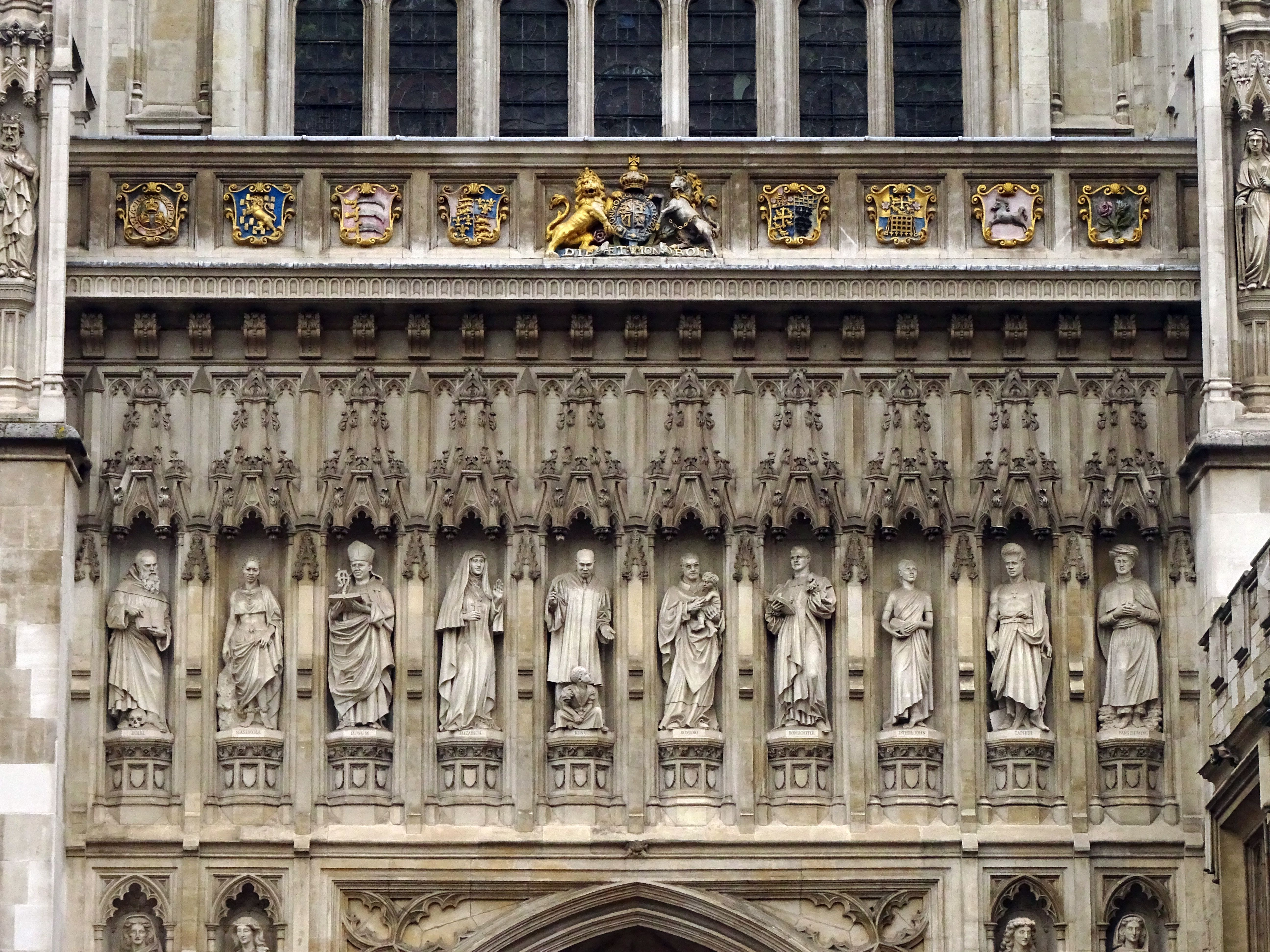 Estátuas na porta oeste da Abadia de Westminster, com Martin Luther King Jr. no centro - Chasseur de Couleurs/Getty Images