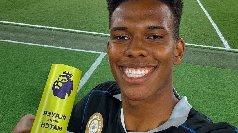 Estêvão com o troféu de melhor em campo em West Ham 1 x 5 Chelsea