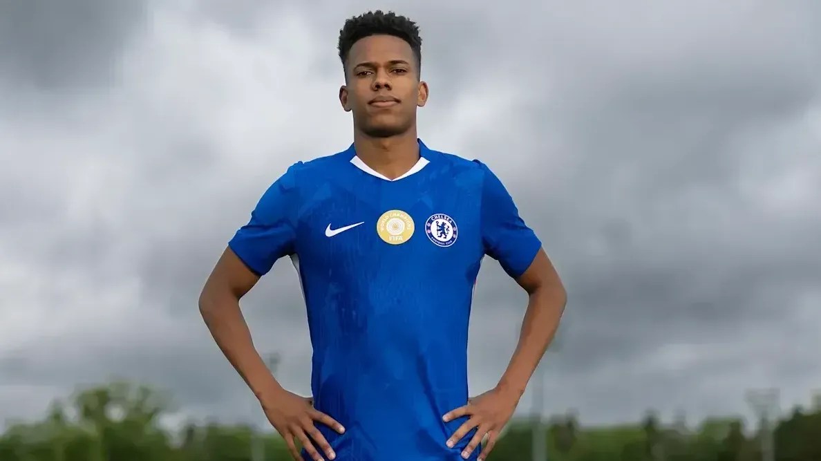 Estêvão é anunciado pelo Chelsea
