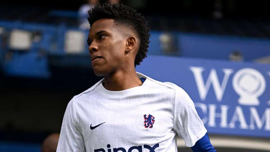 Estêvão em aquecimento do Chelsea