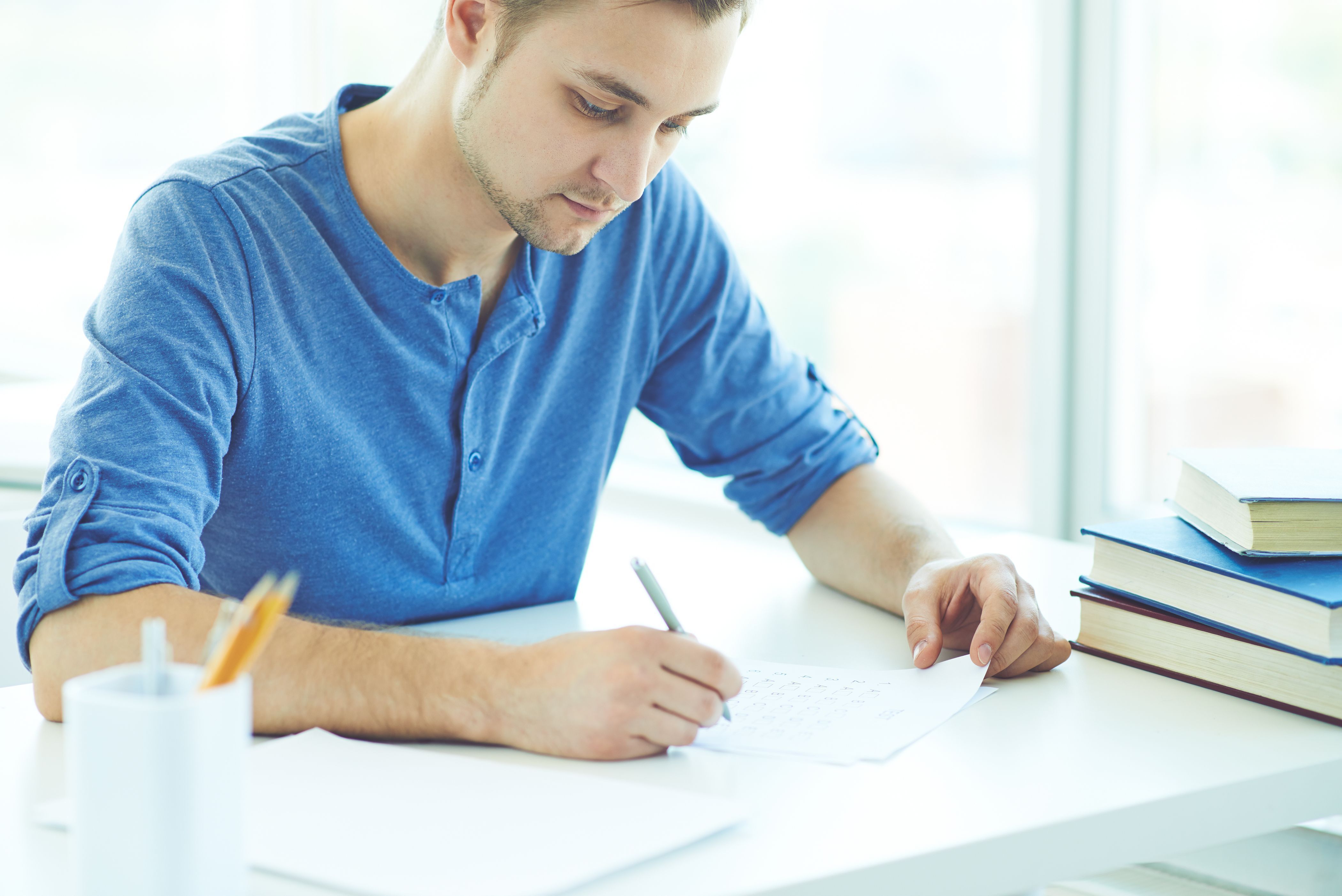 estudante escrevendo redação