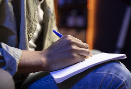 Reaplicação do Enem: tema da redação aborda idade mínima para o trabalho