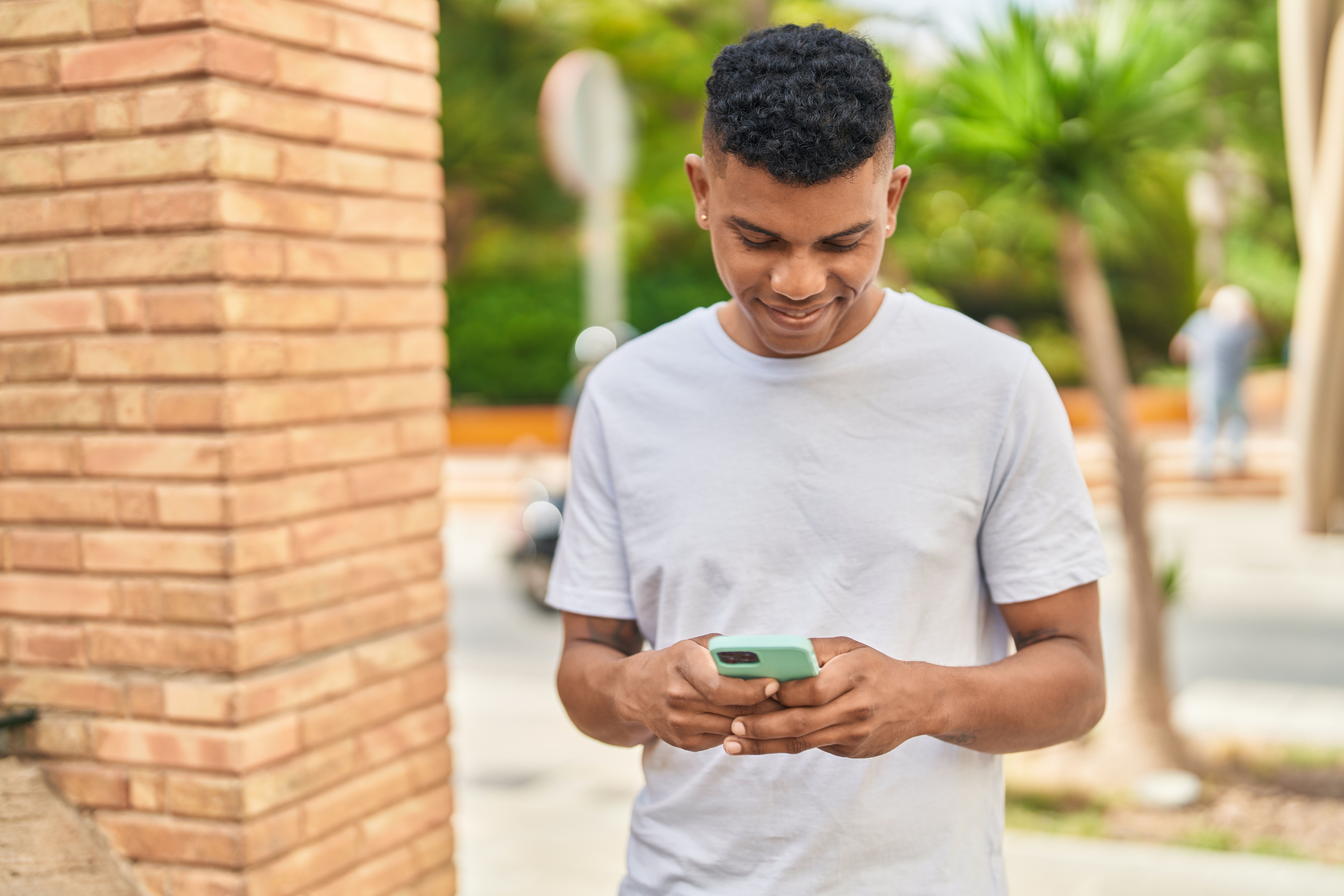 estudante mexendo no celular