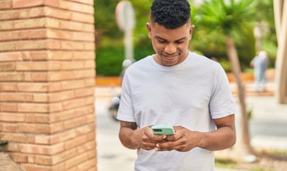 estudante mexendo no celular