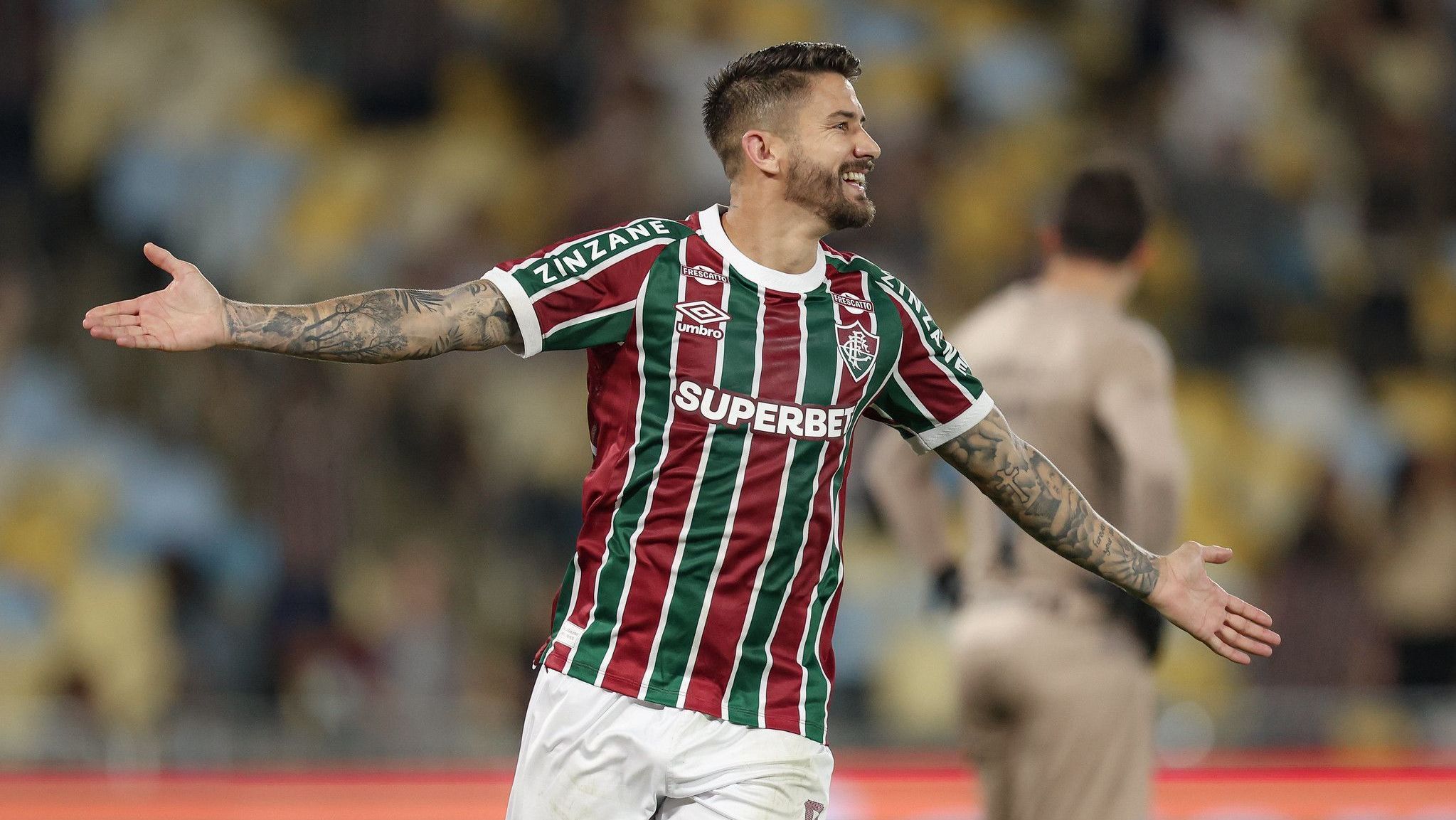 Everaldo, do Fluminense, comemorando seu gol no Brasileirão