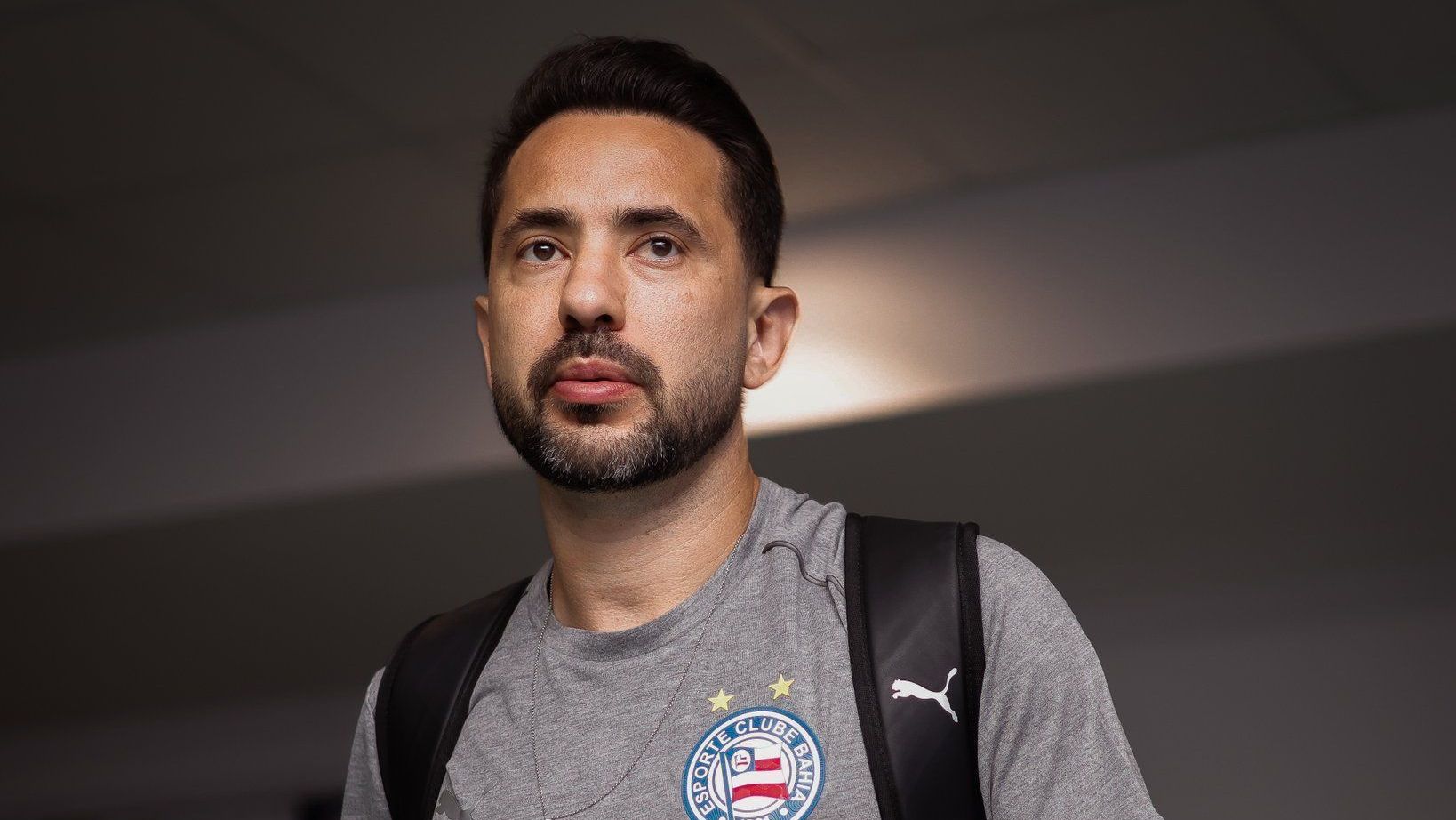Everton Ribeiro na chegada do Bahia à Fonte Nova, antes de jogo contra o Fluminense, pela Copa do Brasil