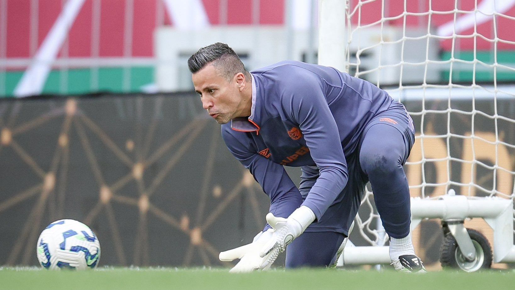 Fábio aquece antes de Fluminense x Fortaleza, pelo Brasileirão