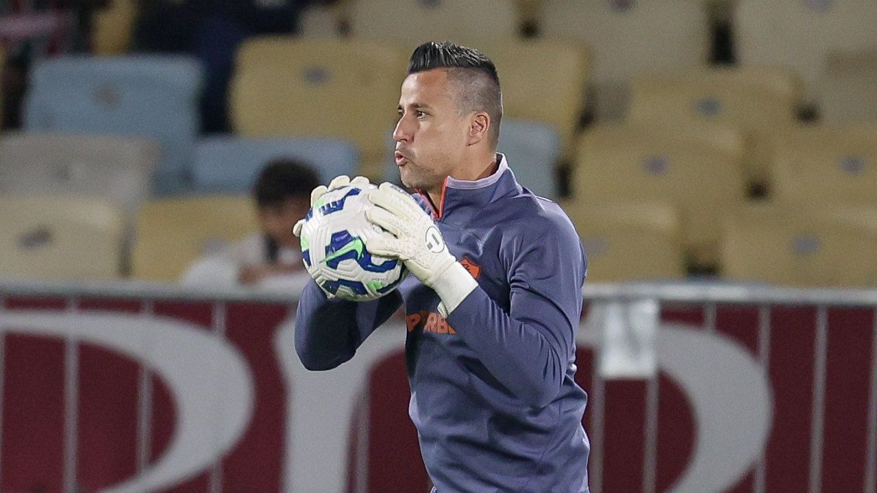 Fábio durante aquecimento antes de Fluminense x Internacional, na Copa do Brasil