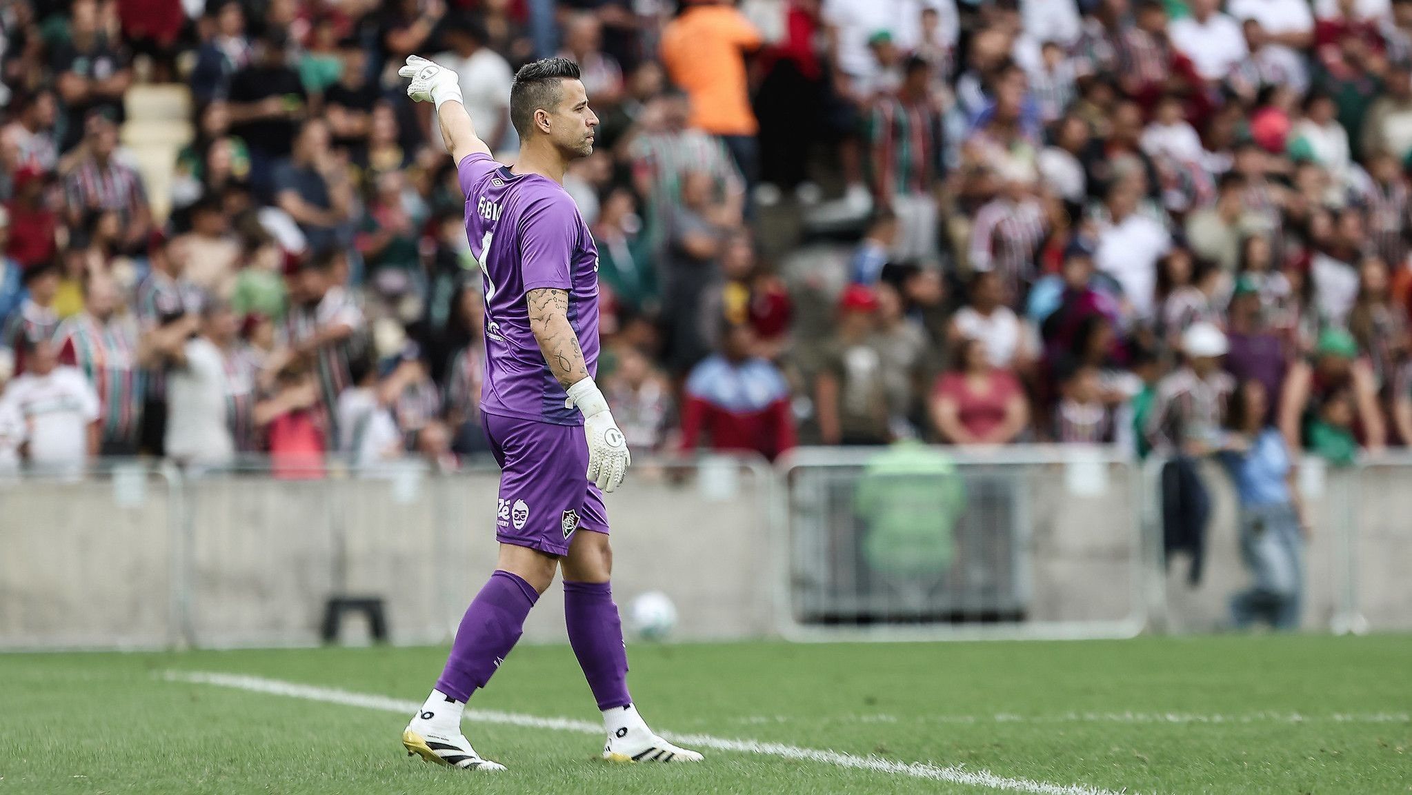 Fábio, goleiro do Fluminense, em jogo contra o Fortaleza, pelo Brasileirão