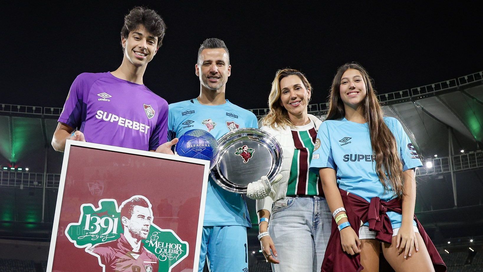 Fábio e sua família com homenagem do Fluminense ao goleiro