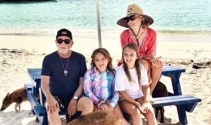 Billy Joel posta foto rara com a família ao celebrar aniversário da filha