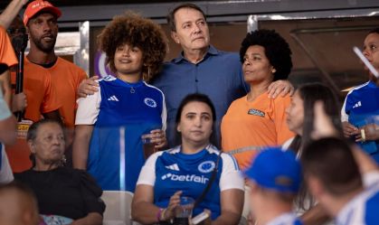 Família de gari assassinado em BH recebe homenagem do Cruzeiro no Mineirão