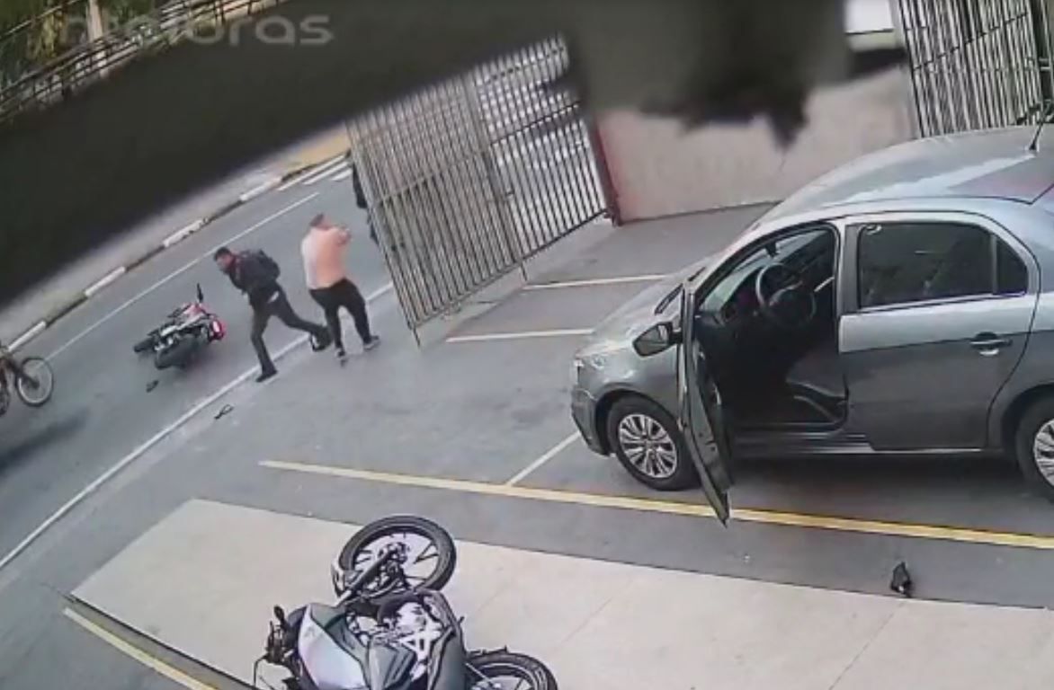 Imagem de destaque do post: Vídeo: suspeito é baleado após policial de folga reagir a assalto em Osasco