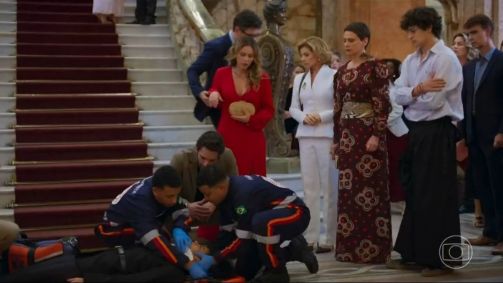 Maria de Fátima (Bella Campos) se joga de escadaria do Theatro Municipal do Rio de Janeiro
