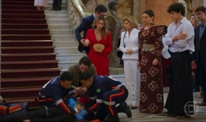 Maria de Fátima (Bella Campos) se joga de escadaria do Theatro Municipal do Rio de Janeiro