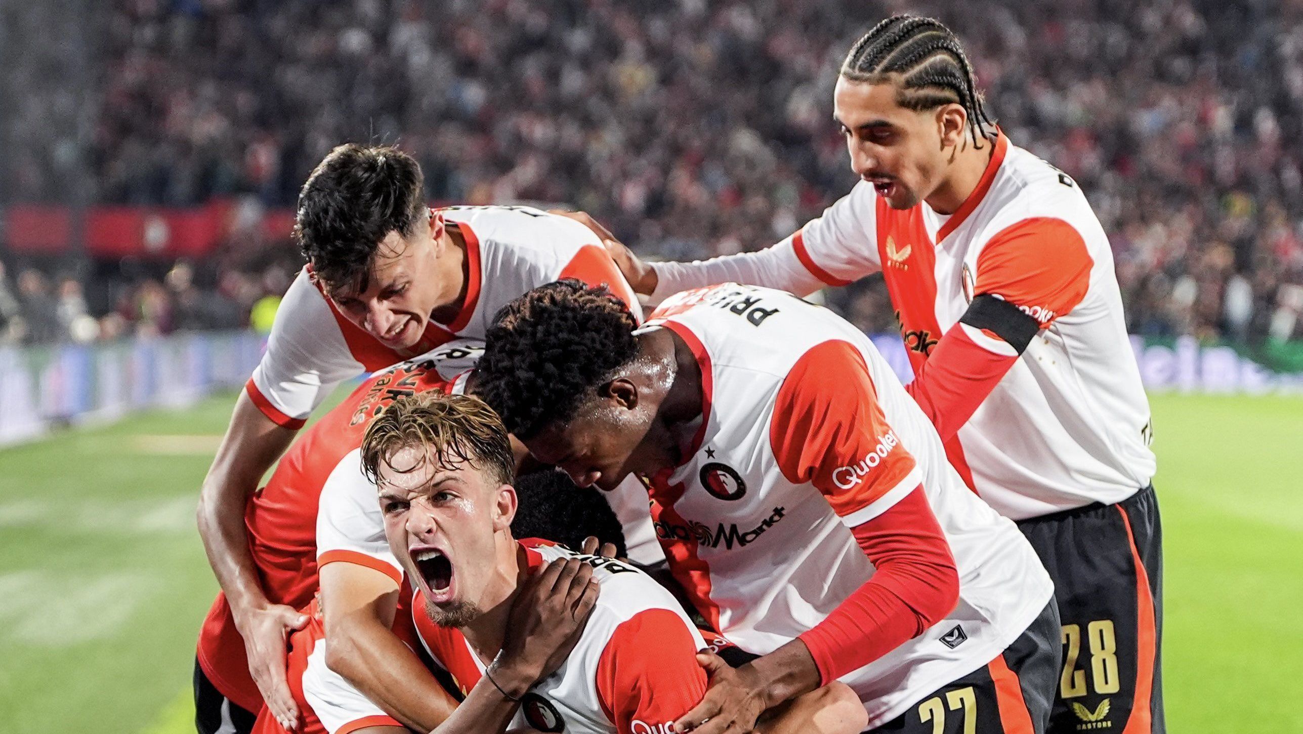 Jogadores do Feyenoord comemorando vitória pela Champions League