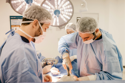 No Brasil, a fila de transplante é organizada por critérios médicos e clínicos, garantindo transparência e prioridade aos pacientes mais graves.