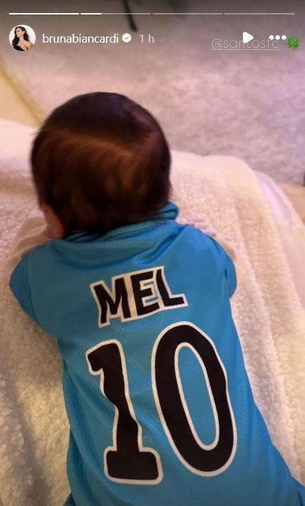 Mel apareceu vestindo uniforme do Santos nesta segunda (4) • Instagram/Bruna Biancardi