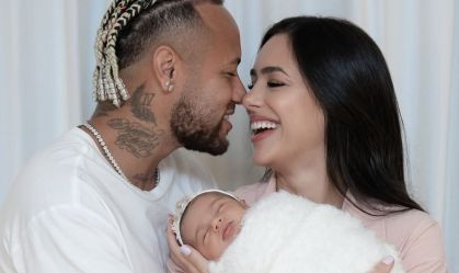 Bruna Biancardi mostra filha Mel, com Neymar, com camisa do Santos